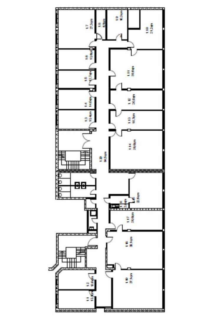 Schwarz-weißer Grundriss eines Obergeschosses mit vielen Büroräumen und Gängen.