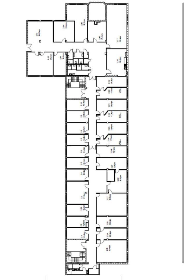 Schwarz-weißer Grundriss eines Obergeschosses mit vielen Büroräumen und Gängen.