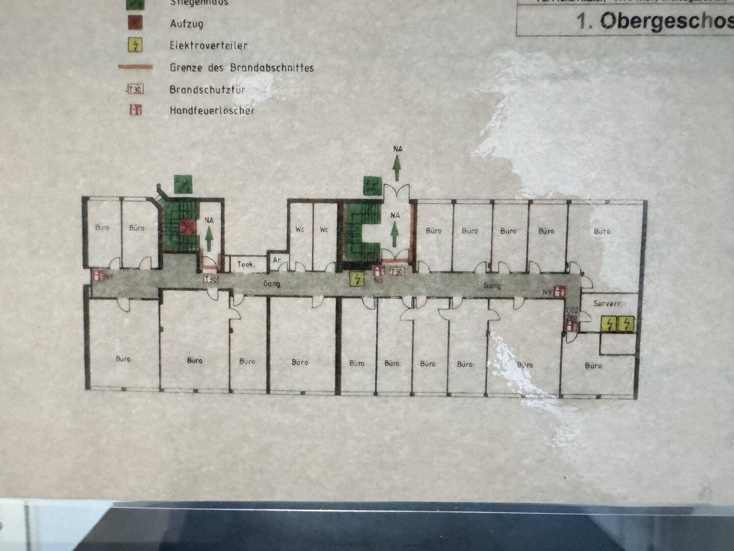 Farbiger Grundriss des ersten Obergeschosses mit Büroräumen und Legende.