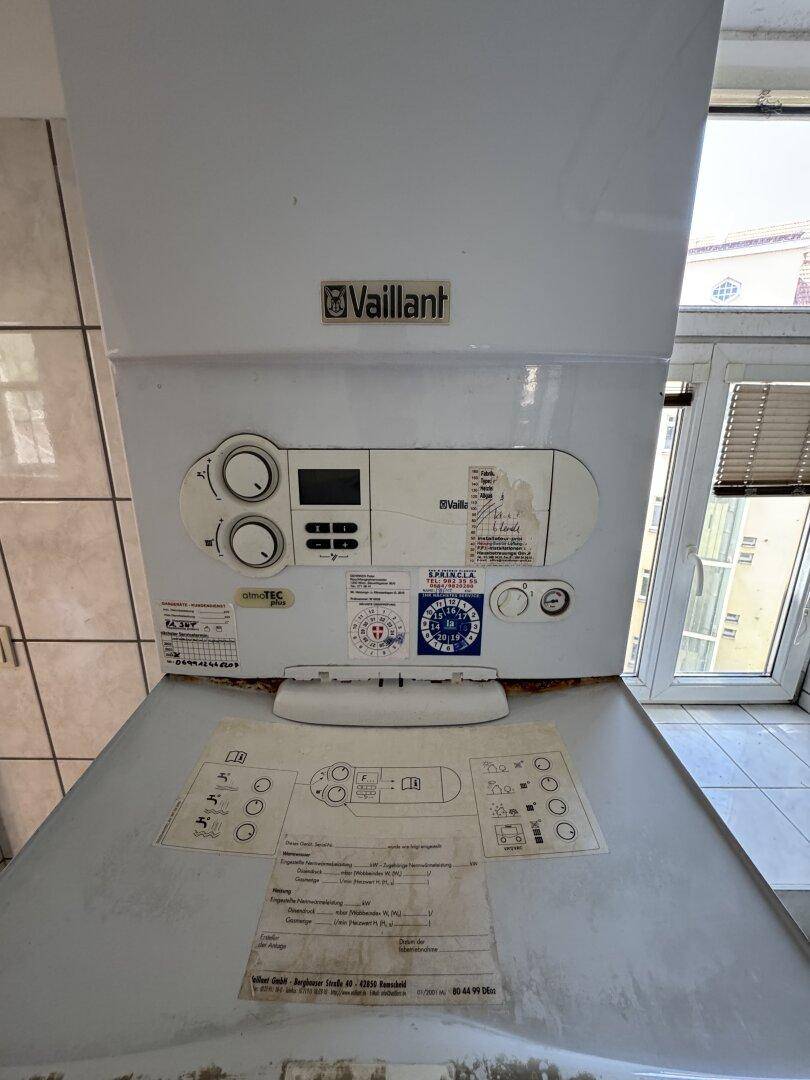 Nahaufnahme einer Vaillant Gastherme, die für die Warmwasserversorgung und Heizung zuständig ist.