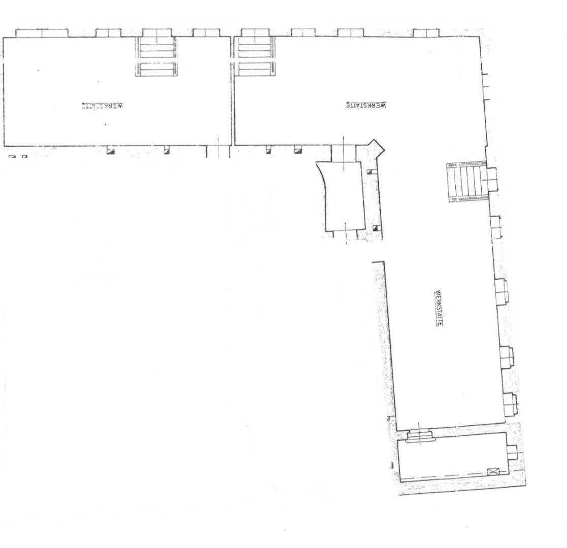 Grundriss zeigt drei Werkstattbereiche mit Treppen und einem L-förmigen Layout.