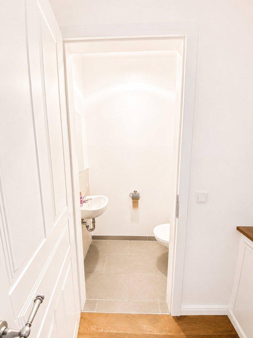 Separates Gäste-WC mit kleinem Waschbecken und Toilette, praktisch und platzsparend.