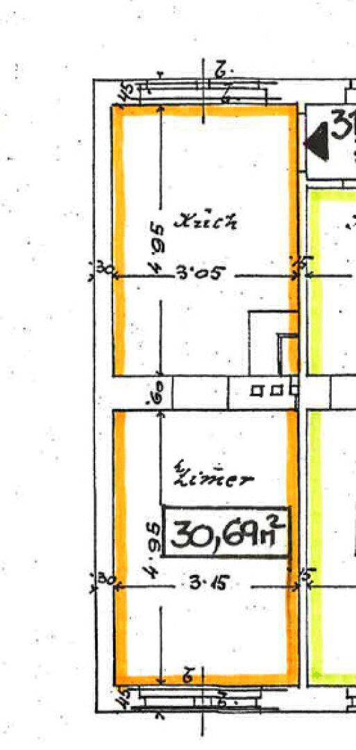Ausschnitt eines handgezeichneten Grundrisses mit Maßen und Raumbezeichnungen für Küche und Zimmer.