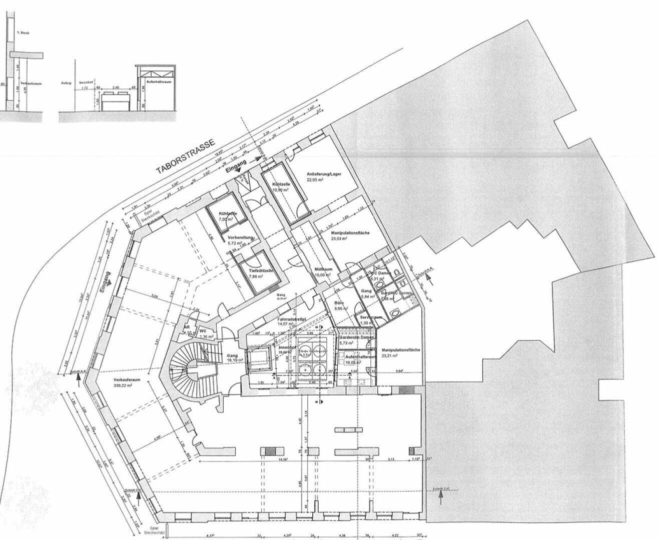 Grundriss des Untergeschosses mit Verkaufsflächen, Lagerräumen, Fahrradraum und Tiefgaragenzufahrt.