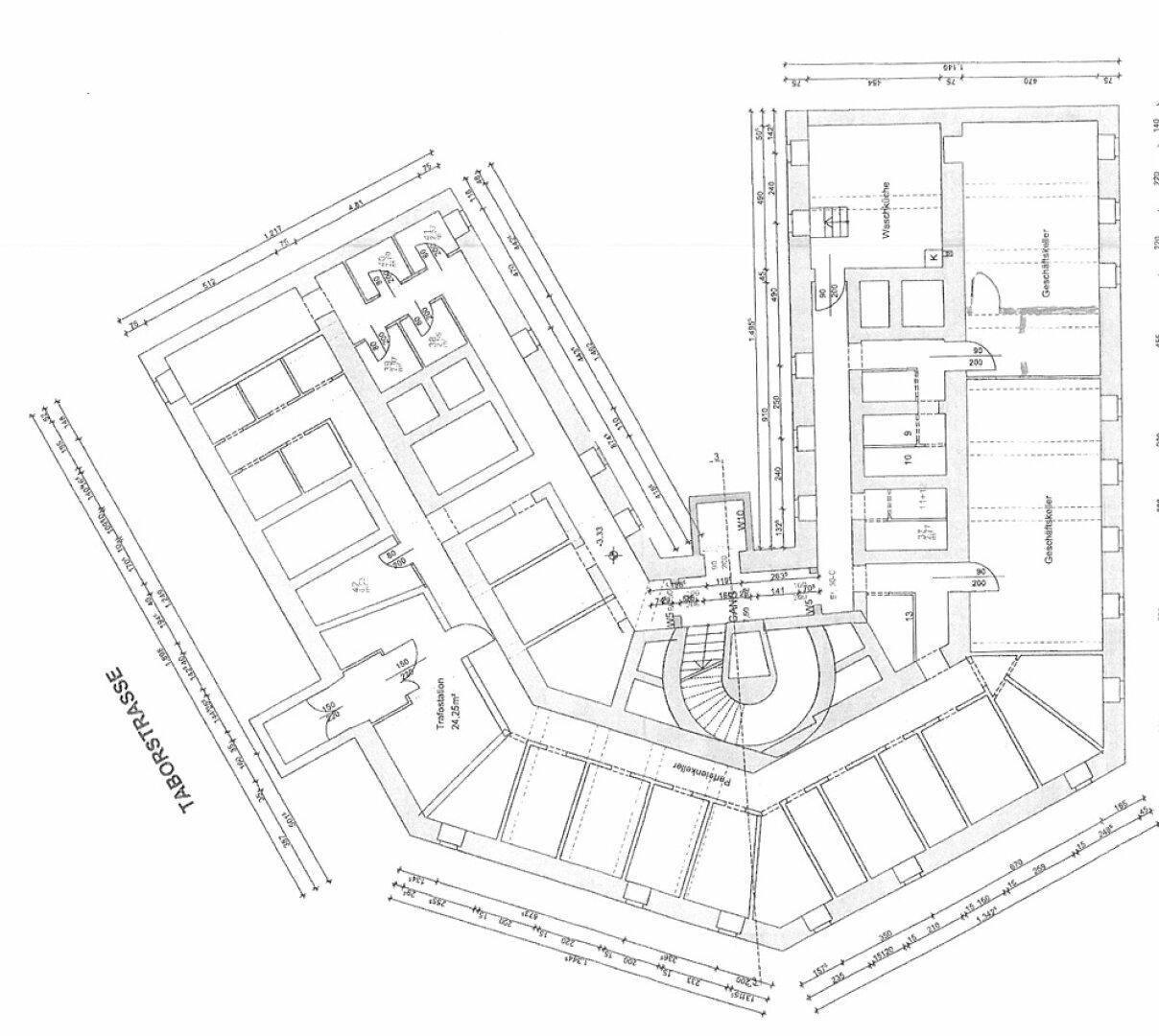 Grundriss der Tiefgarage und weiterer Geschäftsflächen im Untergeschoss mit Lagermöglichkeiten.