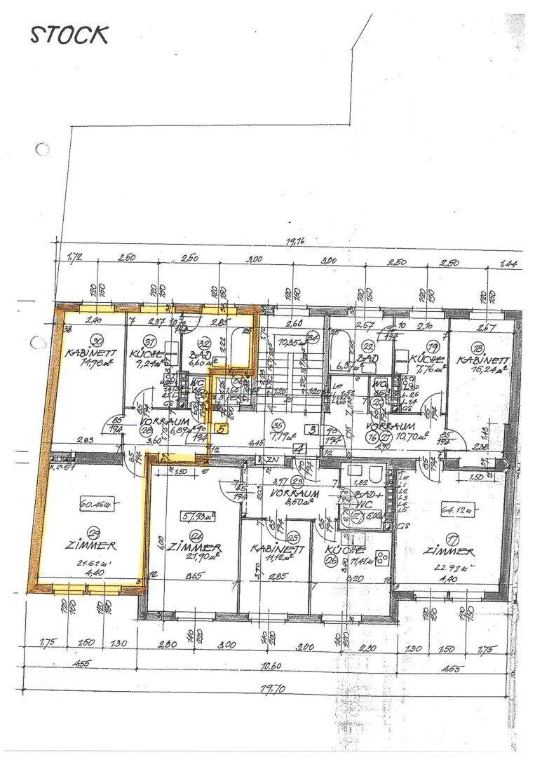 Detaillierter Grundriss einer Etage mit mehreren Wohneinheiten und Zimmeraufteilung.