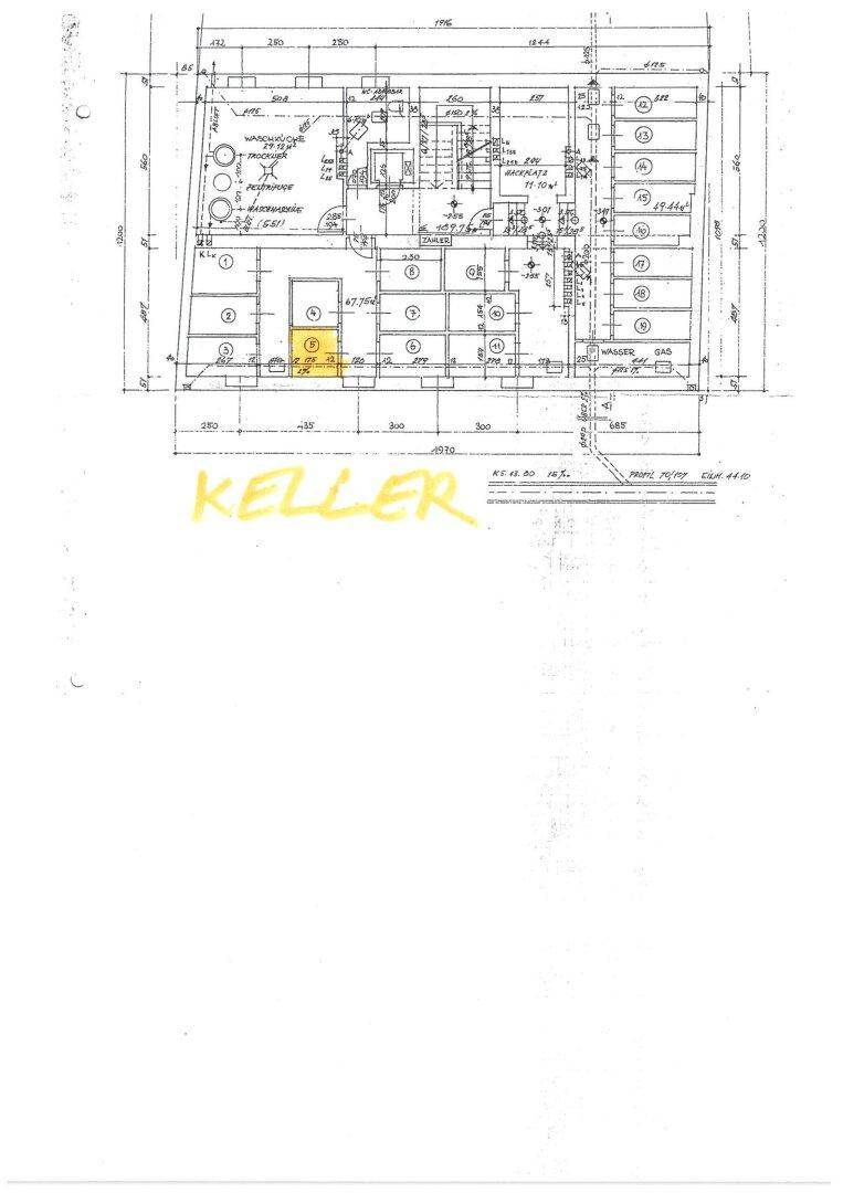 Grundriss des Kellergeschosses mit Abstellräumen und technischen Einrichtungen.