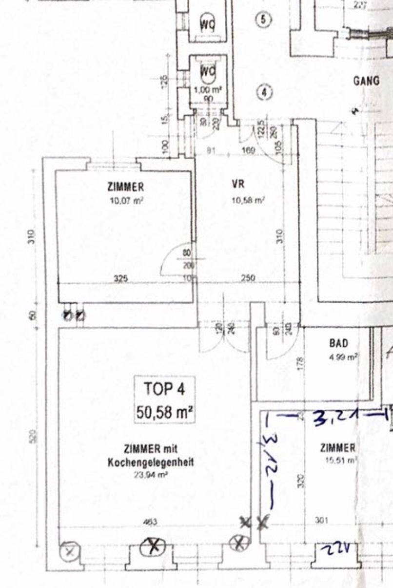 Grundriss der Wohnung TOP 4 mit Zimmern, Kochgelegenheit und Bad.