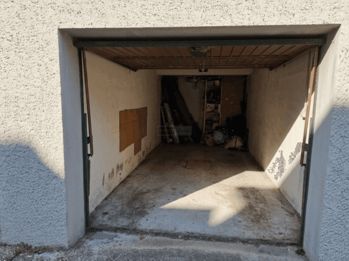 Leere Einzelgarage mit Betonboden und ausreichend Platz für ein Fahrzeug.
