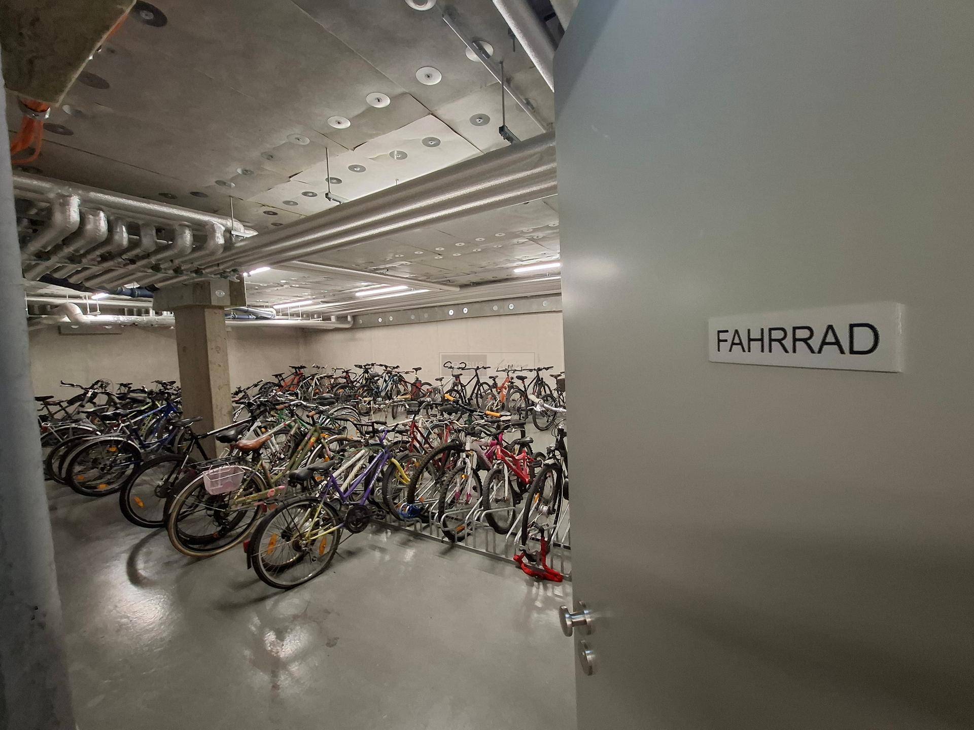 Großer Fahrradraum im Untergeschoss mit zahlreichen Abstellmöglichkeiten für Fahrräder.