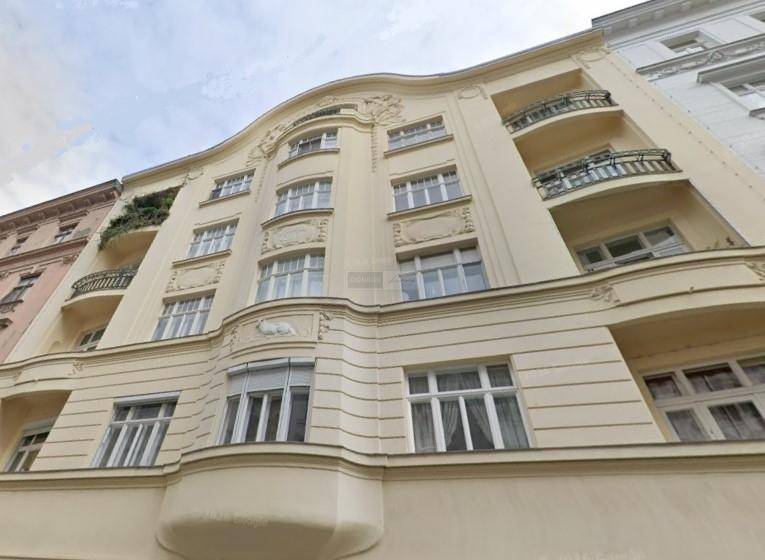 Prächtige Fassade eines Altbaus mit eleganten Balkonen und architektonischen Details.