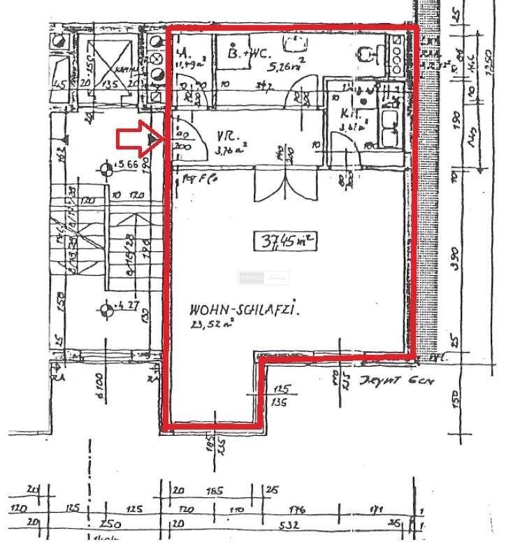 Grundriss einer Wohnung mit offenem Wohn-Schlafbereich, Balkon und separater Küche.