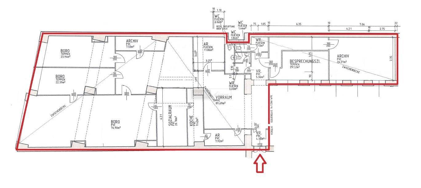 Detaillierter Grundrissplan einer Büroetage mit verschiedenen Räumen und Flächenangaben.