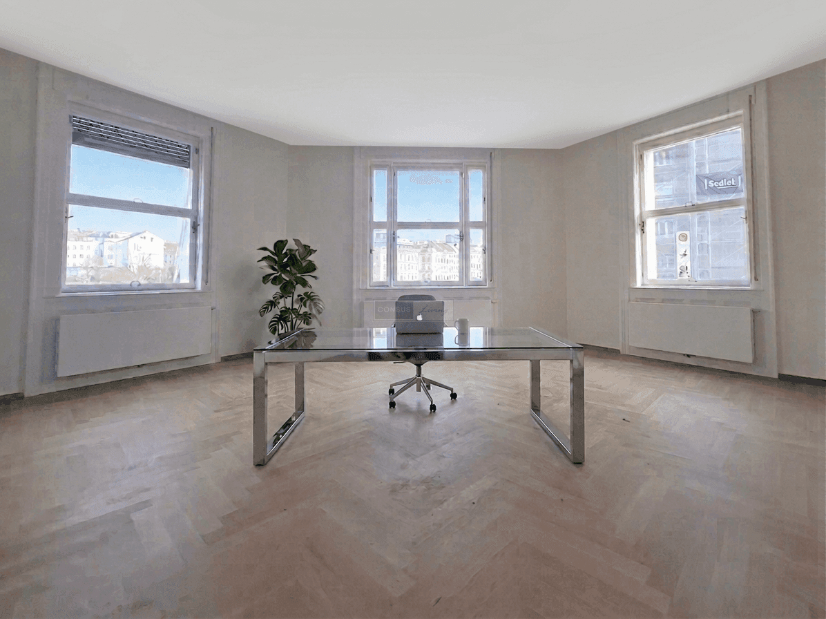 Helles Eckbüro mit Fischgrätparkett, modernem Glastisch und weitem Blick durch mehrere Fenster.