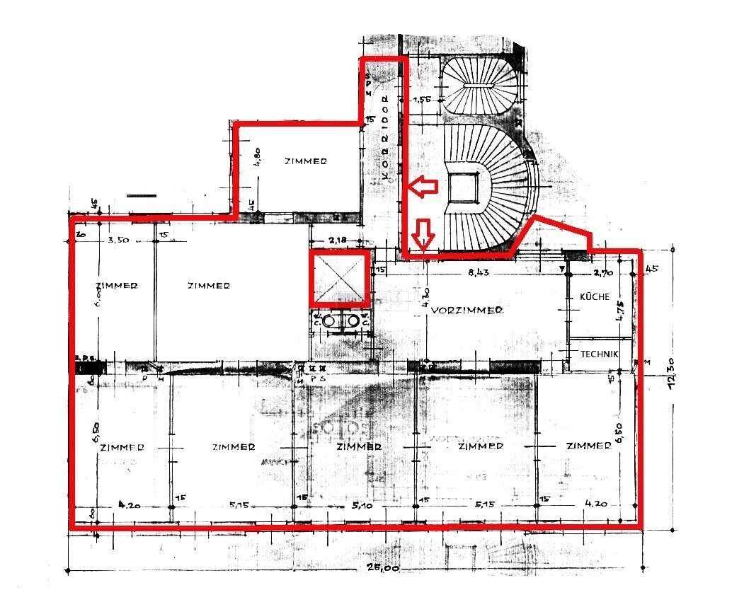 Grundrissplan mit mehreren Zimmern, Küche und Technikraum, inklusive Treppenhaus und Maßangaben.