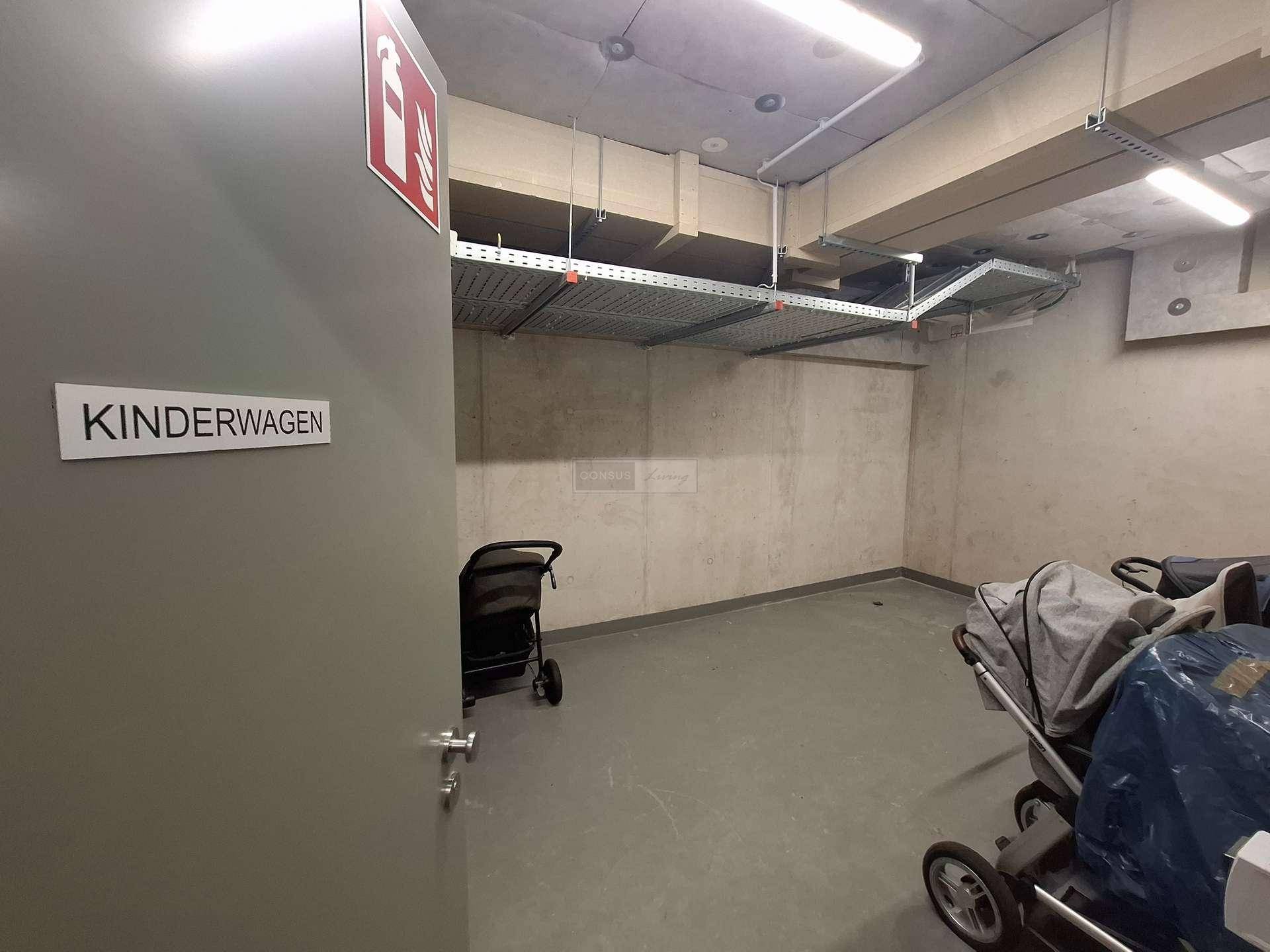 Geräumiger Abstellraum für Kinderwagen im Untergeschoss des Gebäudes.