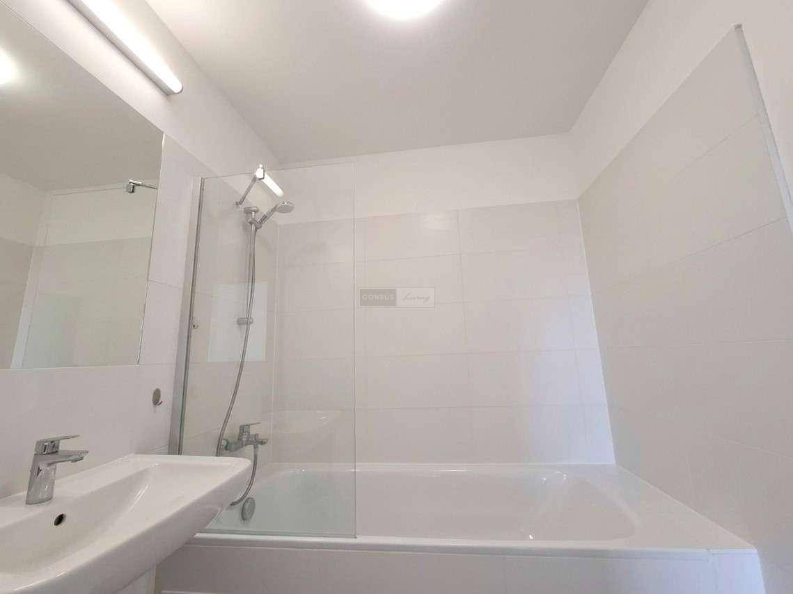 Modernes Badezimmer mit Badewanne, Duschfunktion und weiß gefliesten Wänden.