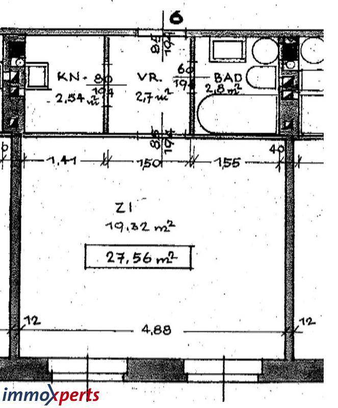 Detaillierter Grundrissplan mit Raumaufteilung, Badewanne und Duschbereich.