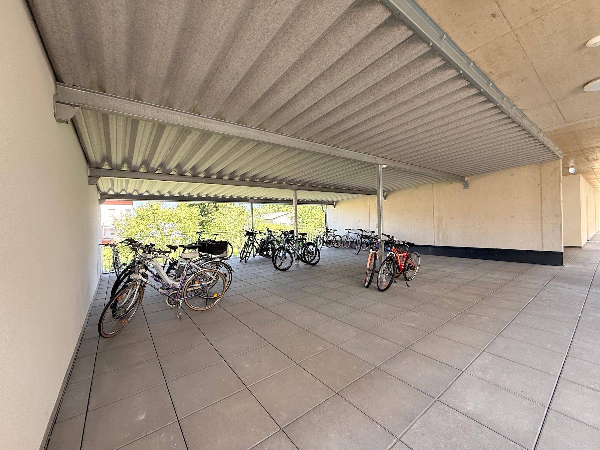 Überdachter Bereich für Fahrräder im Außenbereich des Wohnkomplexes.