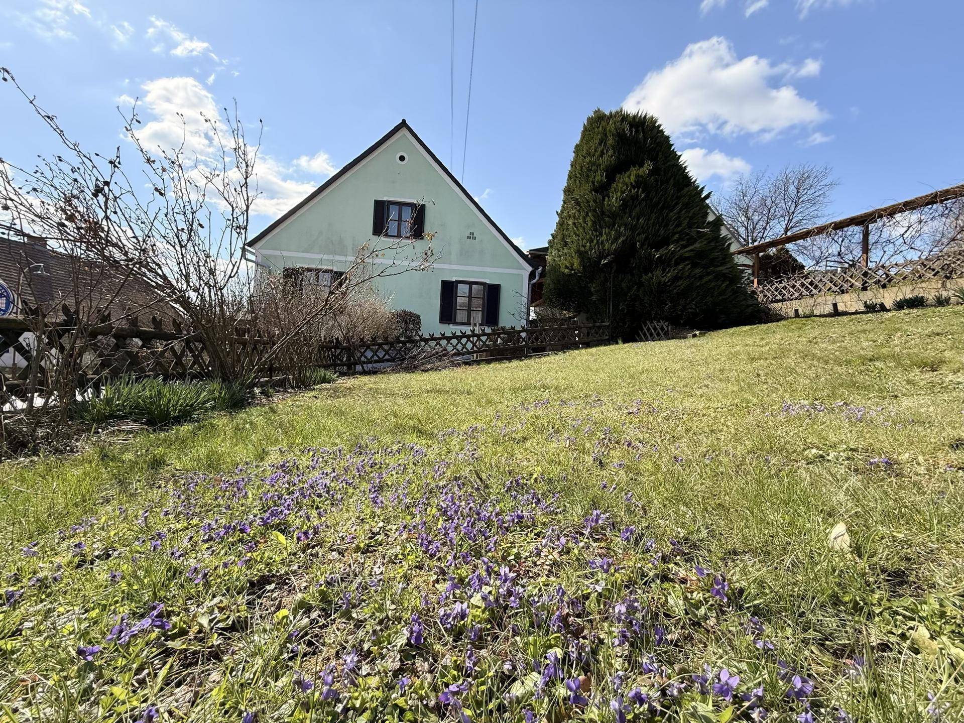 Einfamilienhaus mit viel Platz, eingezäuntem Garten und Nebengebäude in Fehring/Umgebung - Ansicht 2