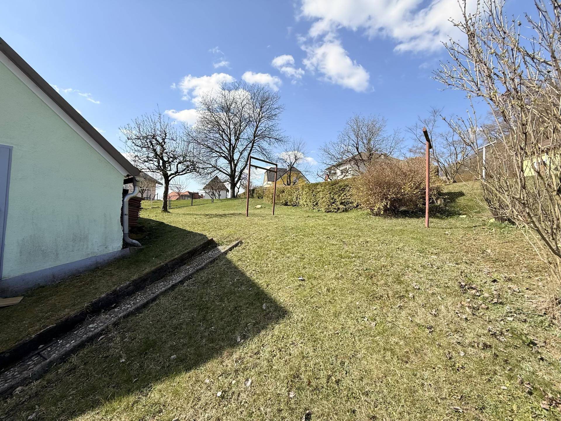 Einfamilienhaus mit viel Platz, eingezäuntem Garten und Nebengebäude in Fehring/Umgebung - Ansicht 5
