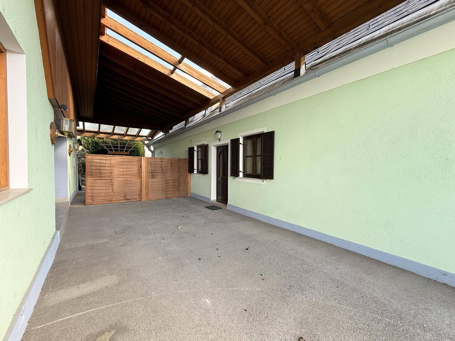 Einfamilienhaus mit viel Platz, eingezäuntem Garten und Nebengebäude in Fehring/Umgebung - Mehr