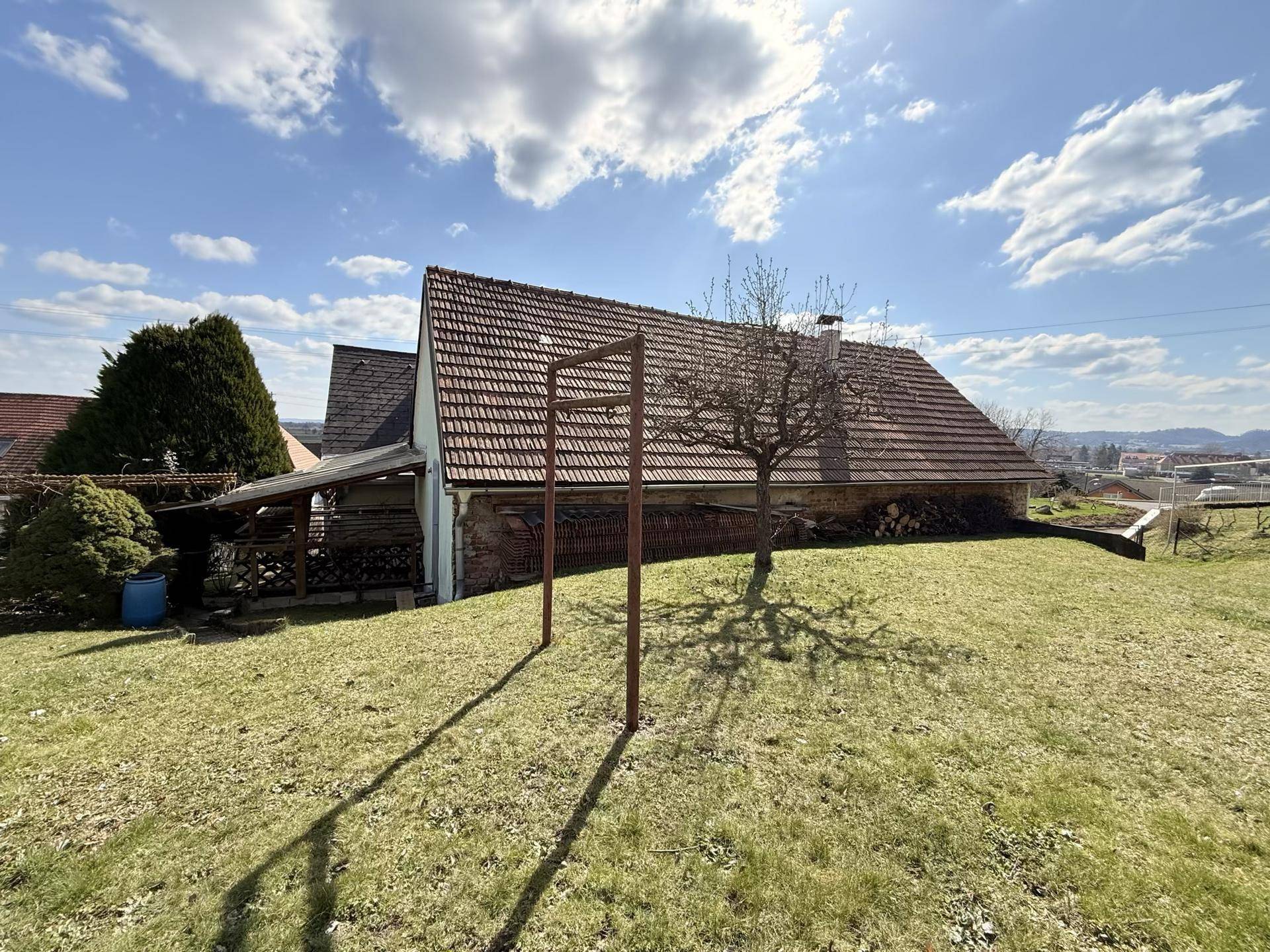 Einfamilienhaus mit viel Platz, eingezäuntem Garten und Nebengebäude in Fehring/Umgebung - Ansicht 4