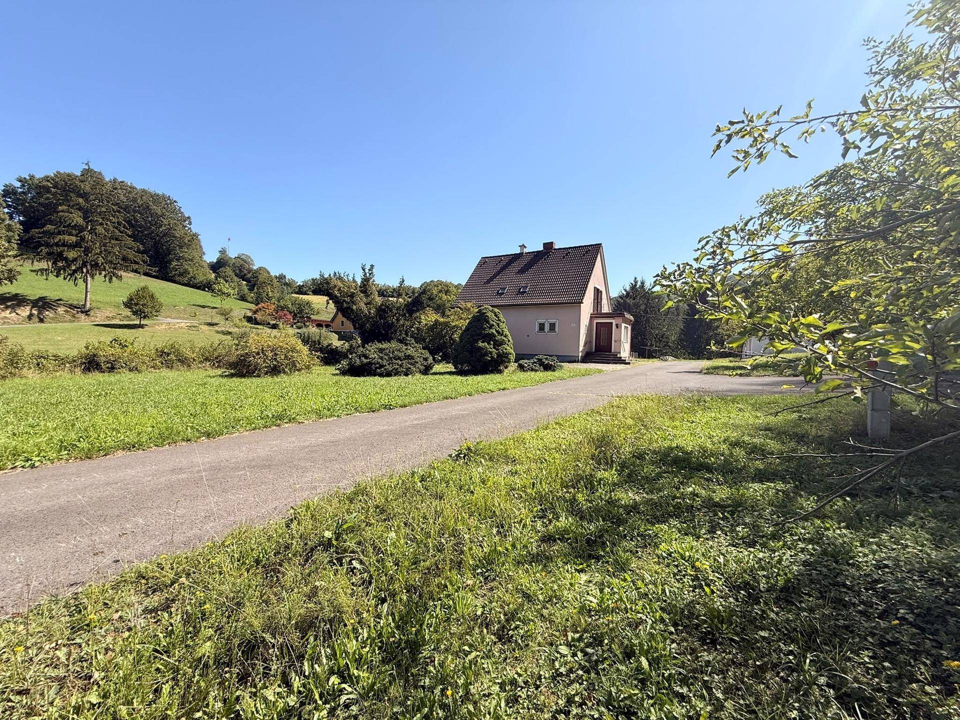 Freistehendes Haus in sonniger Lage mit viel Grün und weitem Blick in die Natur.