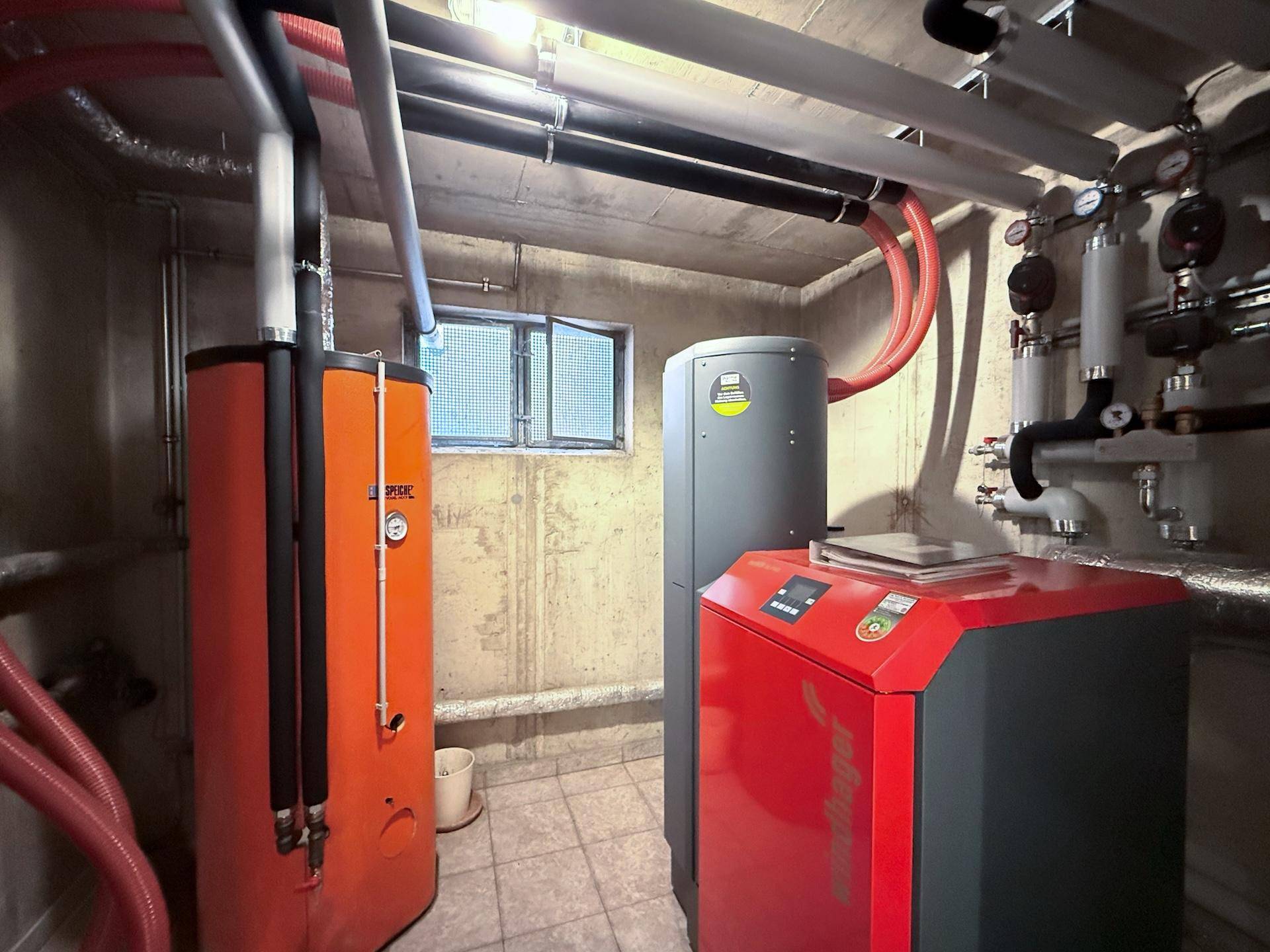 Heizungsraum mit modernen Heizkesseln und Rohrsystemen.