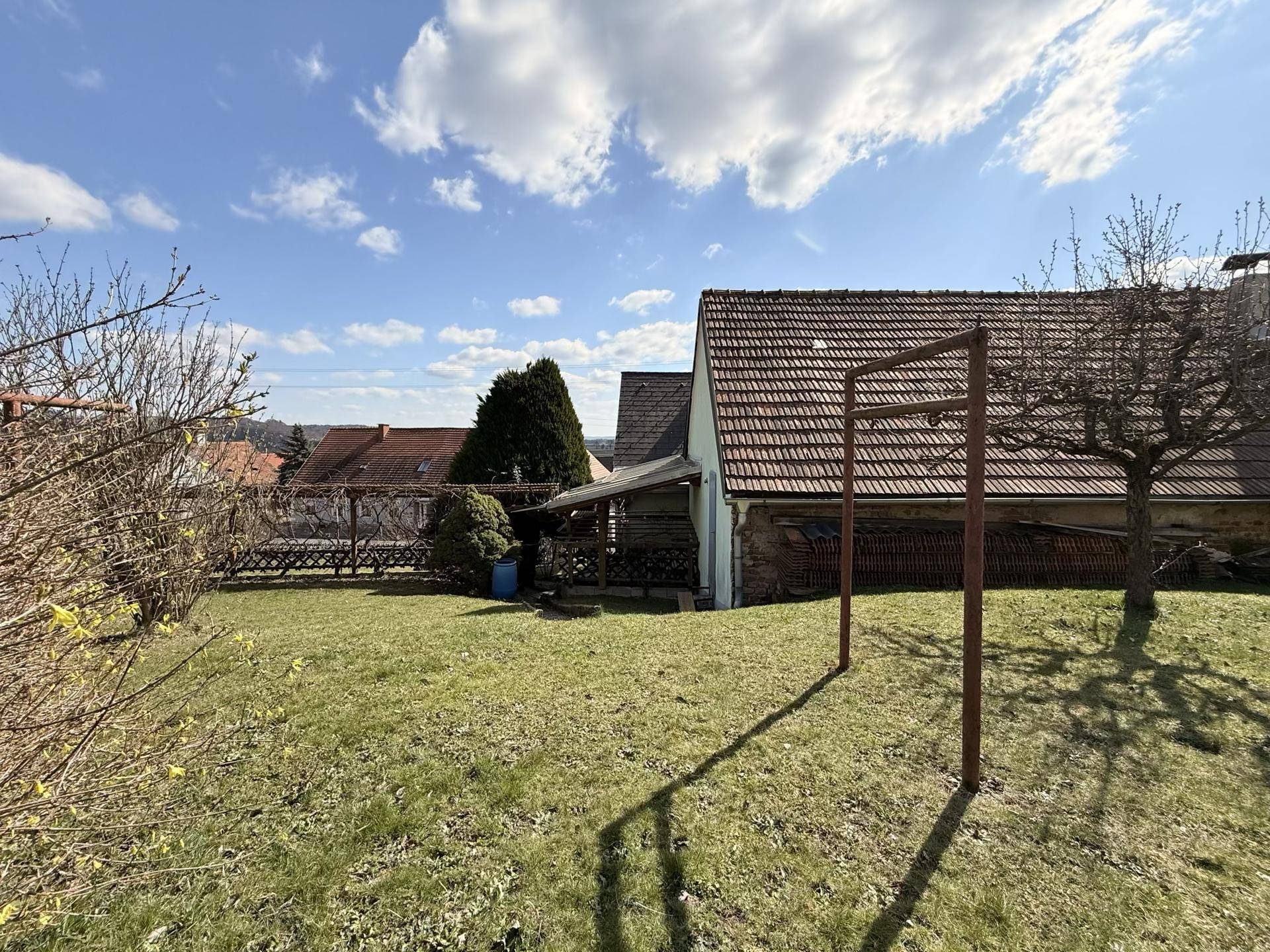 Einfamilienhaus mit viel Platz, eingezäuntem Garten und Nebengebäude in Fehring/Umgebung - Ansicht 3