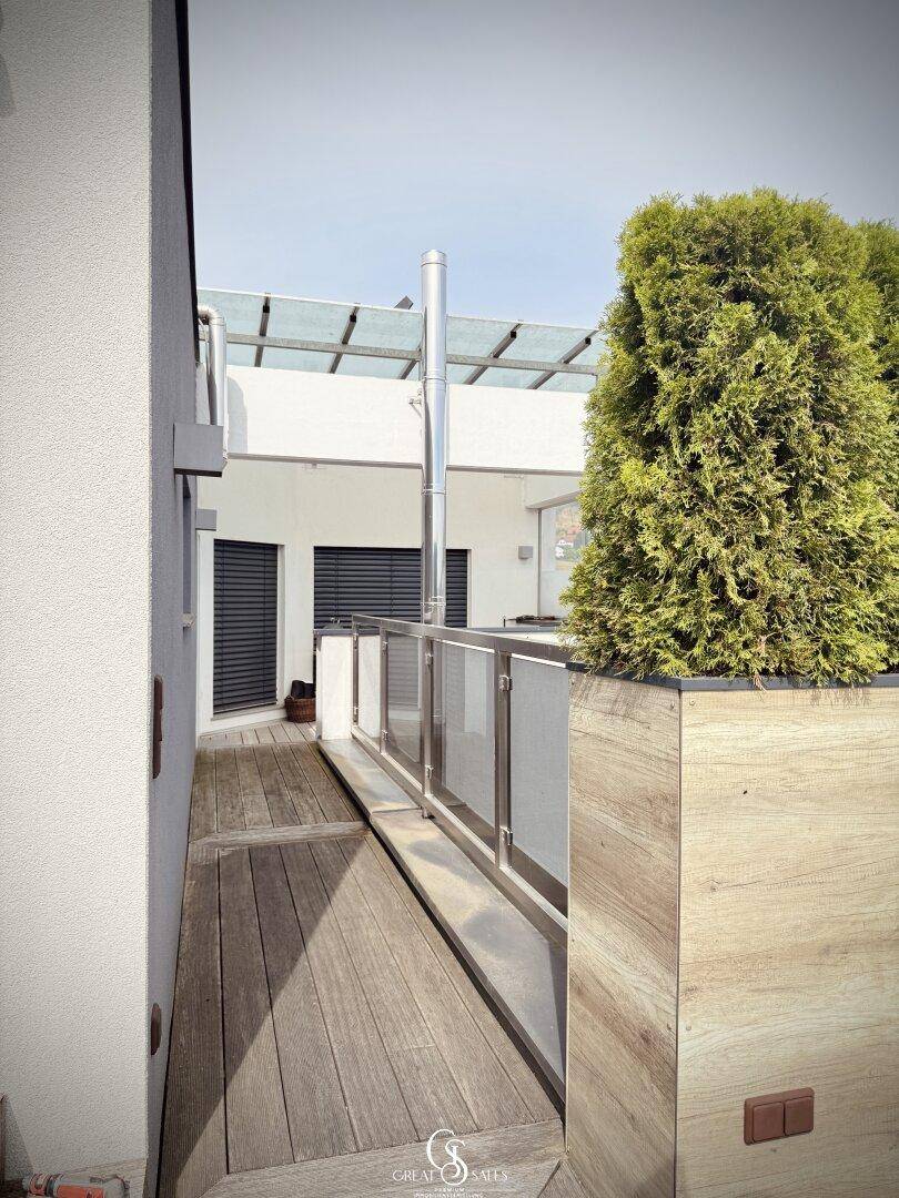 Verbindungsgang von der ersten Terrasse zur Dachterrasse