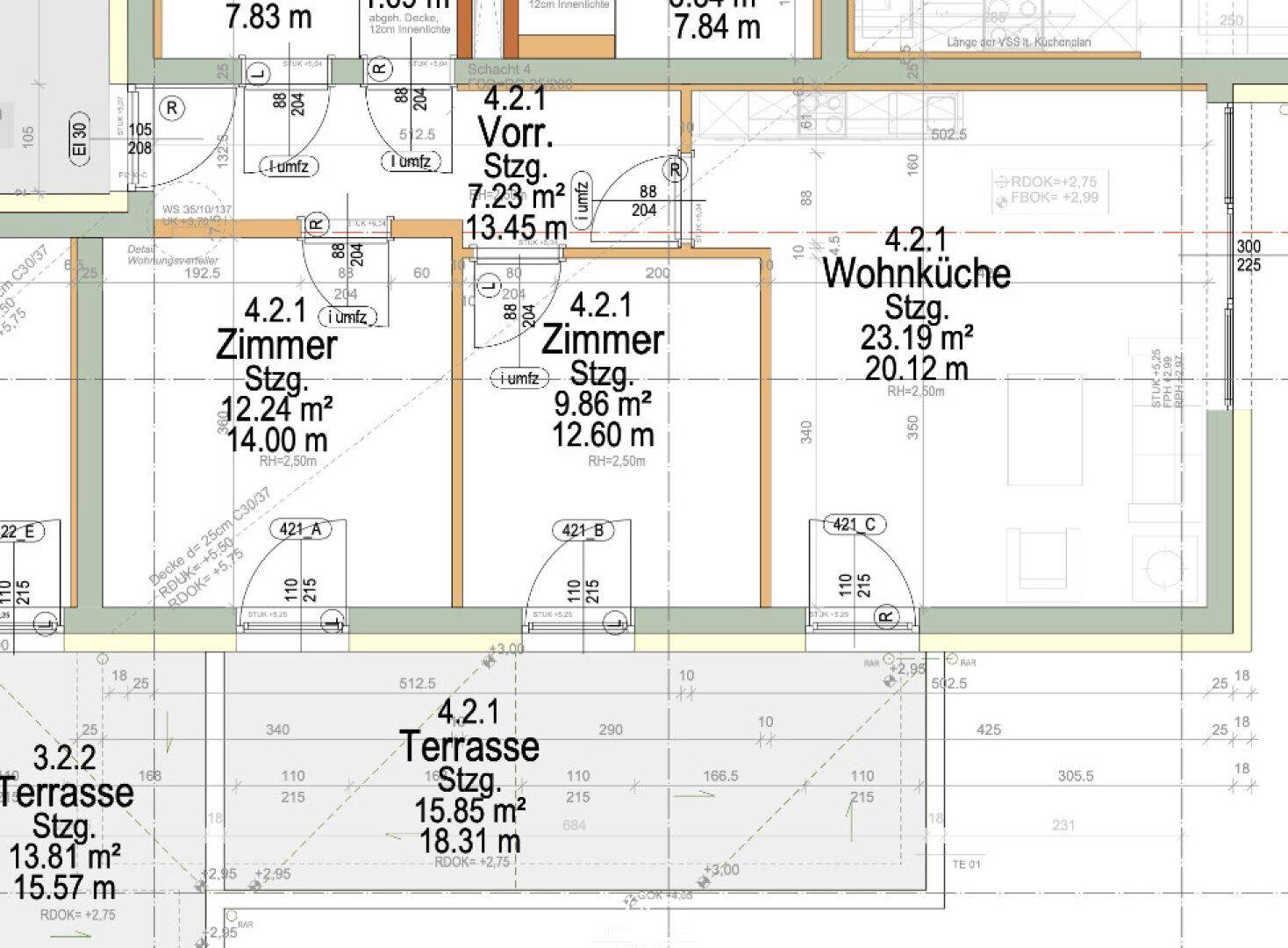 Detaillierter Grundriss einer Wohnung mit großzügiger Wohnküche, mehreren Zimmern und zwei Terrassen.