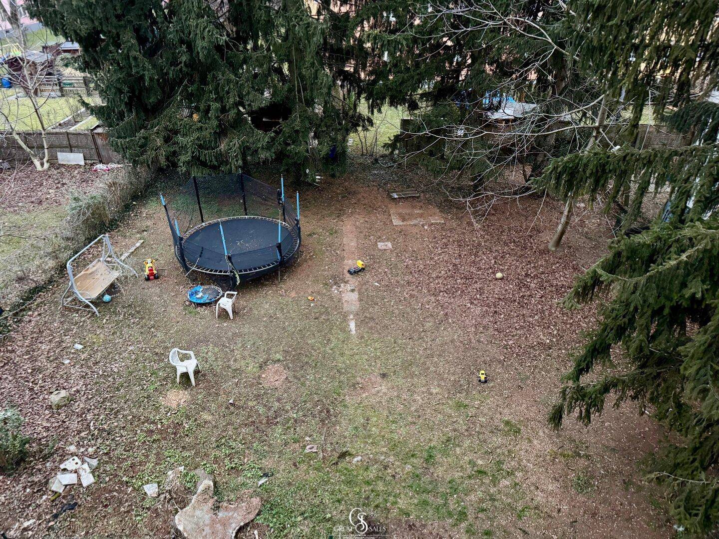 Ausblick von Terrasse in den grünen Innenhof