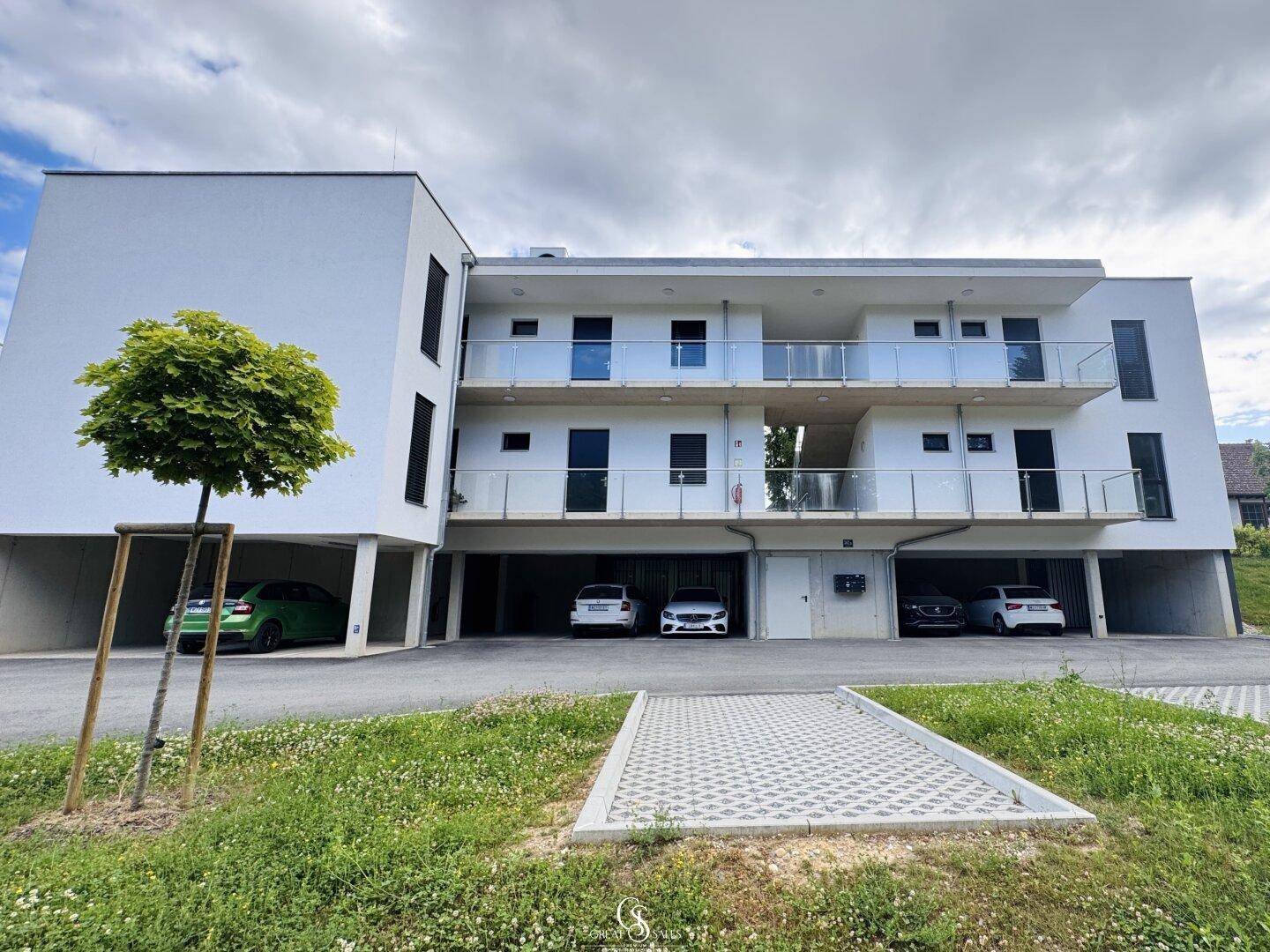 Rückseite des Hauses und Carport