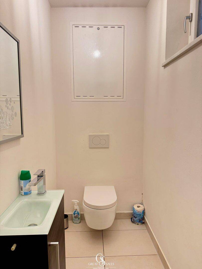 separates WC