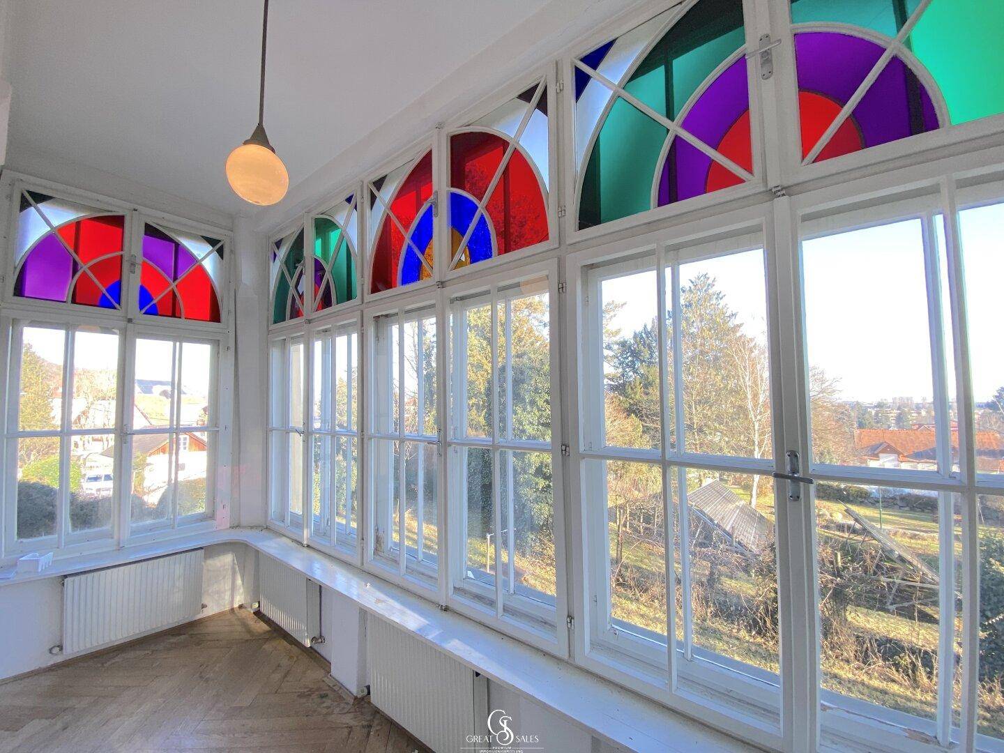 Bunte Kabinettscheiben im Saal