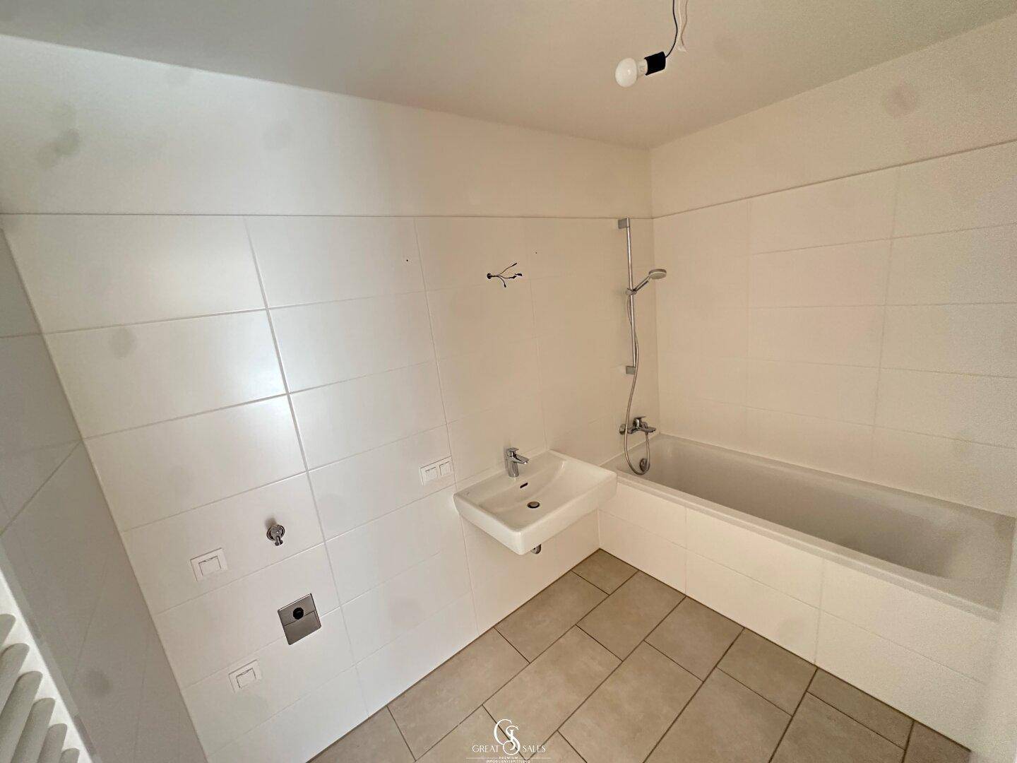 Badezimmer-1 mit Badewanne, Waschbecken, elektrischen Handtuchwärmer und Waschmaschinenanschluss