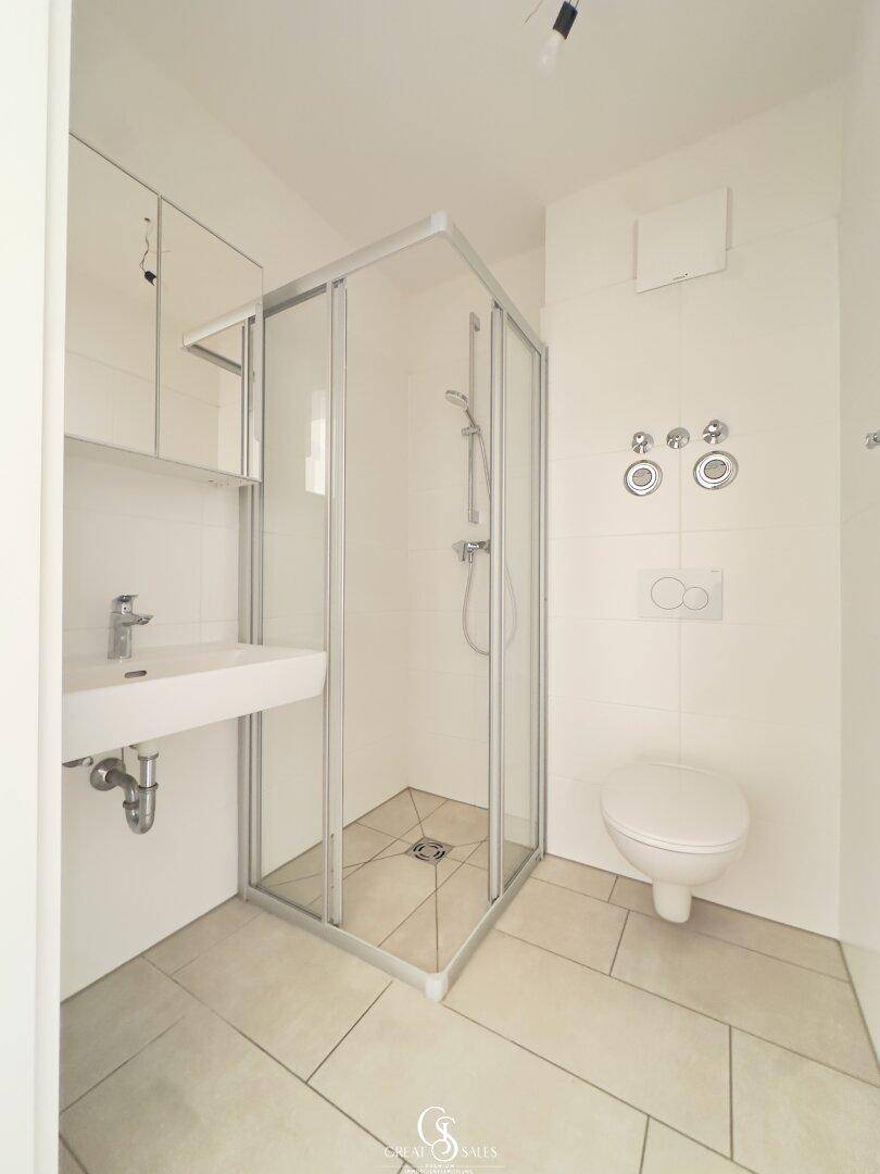 Badezimmer-2 mit Dusche, Waschbecken und WC