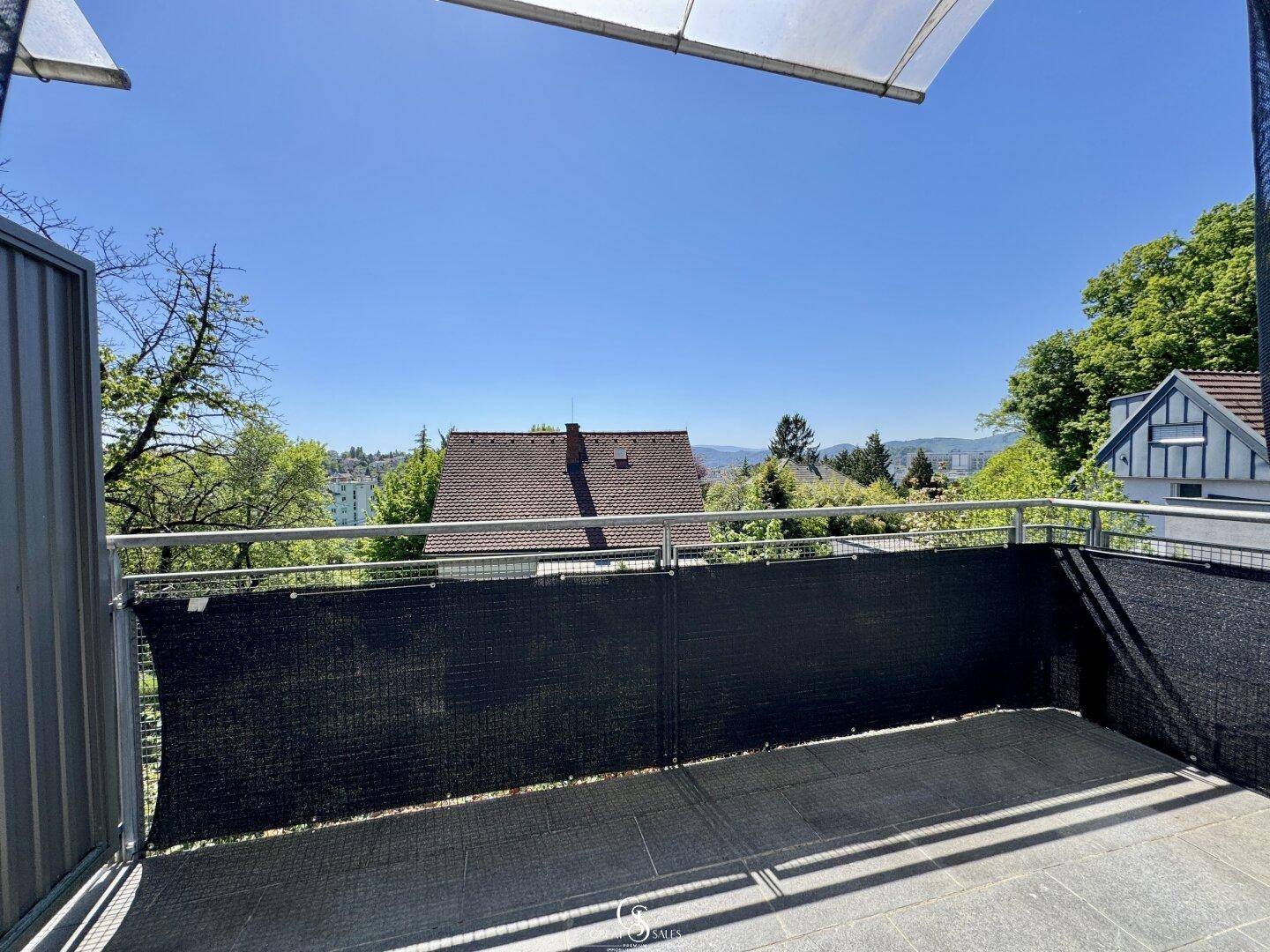 Geräumiger Balkon mit weitem Blick ins Grüne und auf die Umgebung, ideal zum Entspannen.