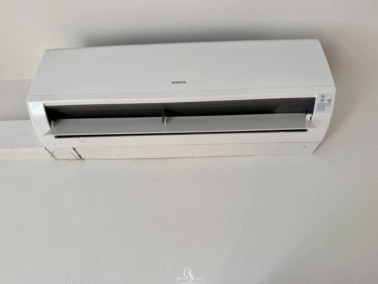 Klimaanlage an der Wand, sorgt für angenehme Temperaturen im Innenraum.