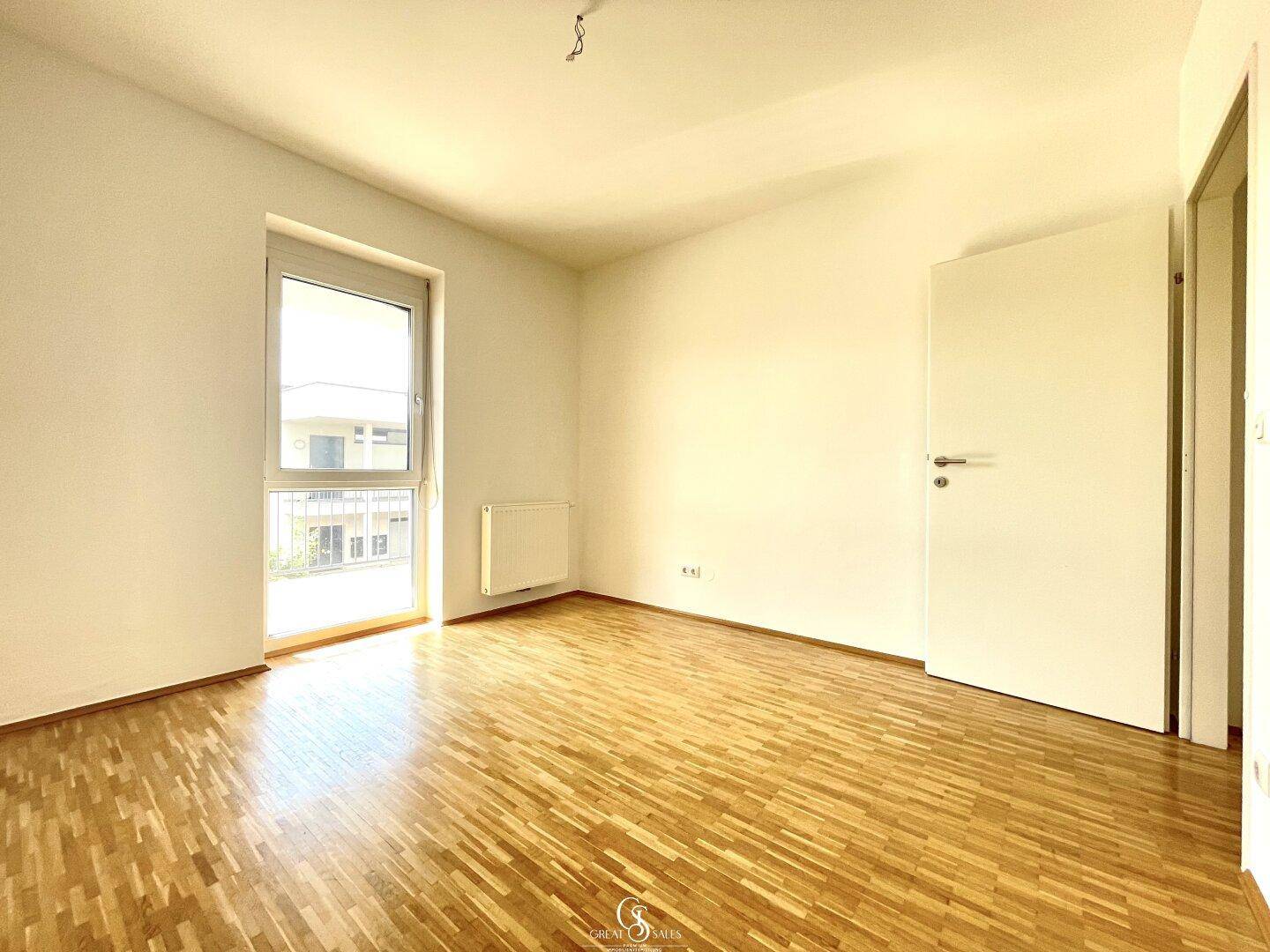Geräumiges Zimmer mit Parkettboden und weiß gestrichenen Wänden, bereit zur individuellen Gestaltung.