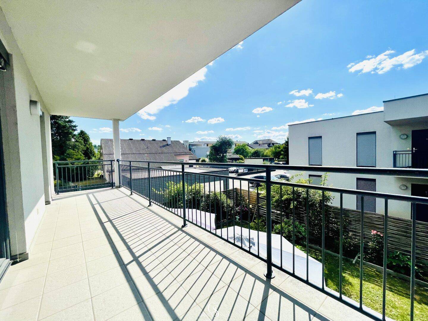 Großer Balkon mit weitem Blick über die Nachbarschaft und viel Grün.