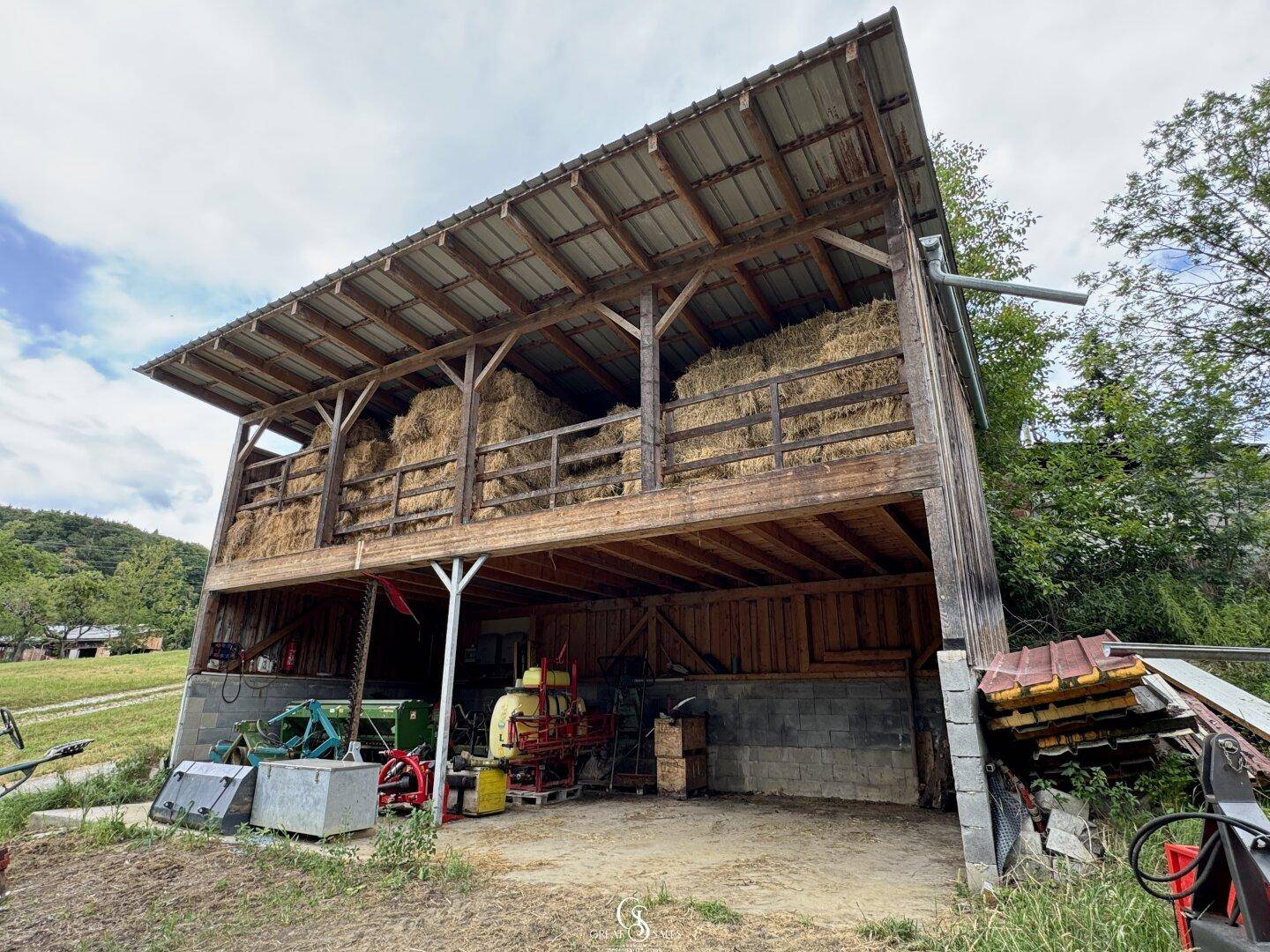 Großer Heustadel mit Holzkonstruktion und gelagertem Heu.