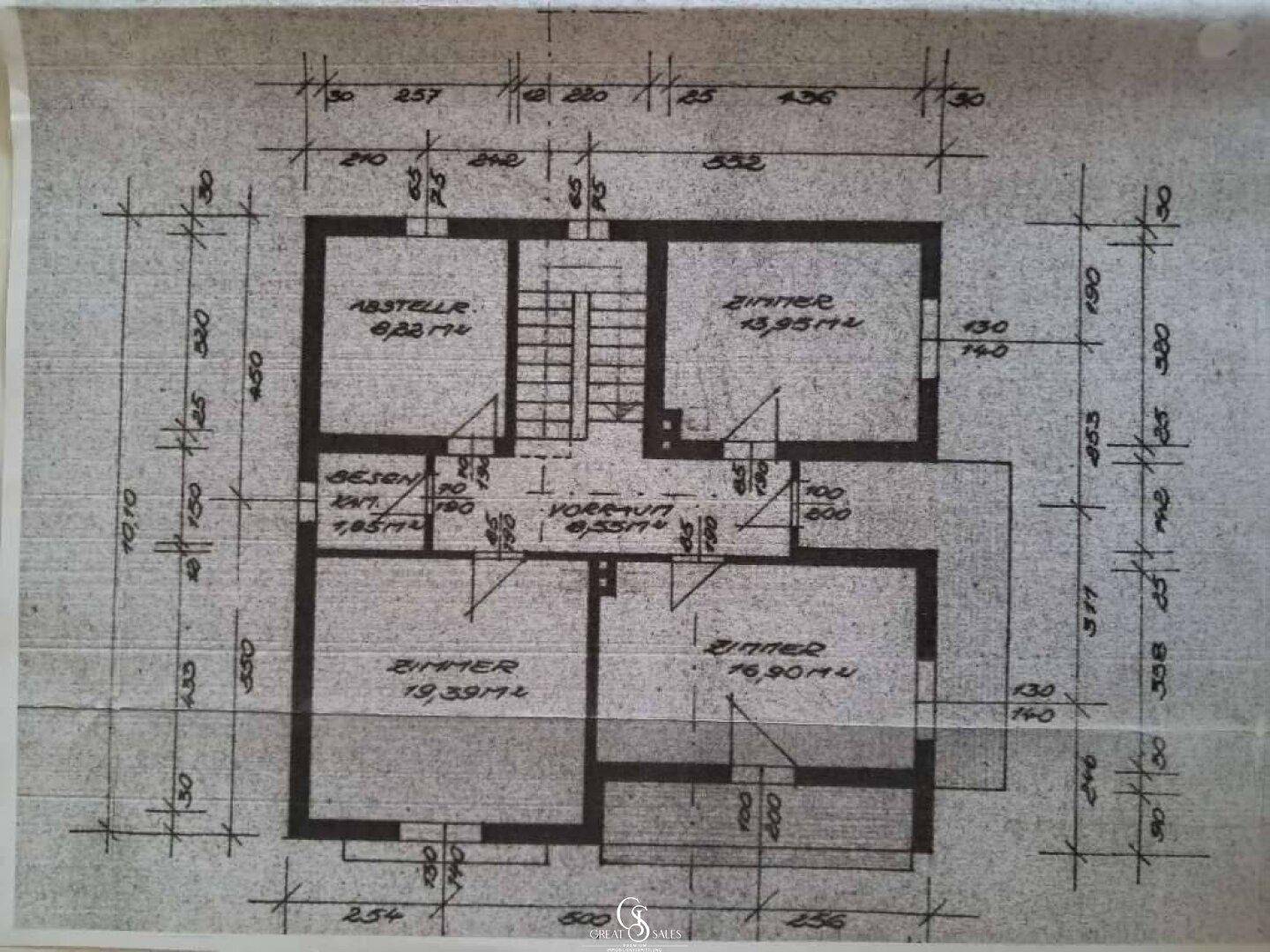 Handgezeichneter Grundriss einer Etage mit mehreren Zimmern und Abstellraum.