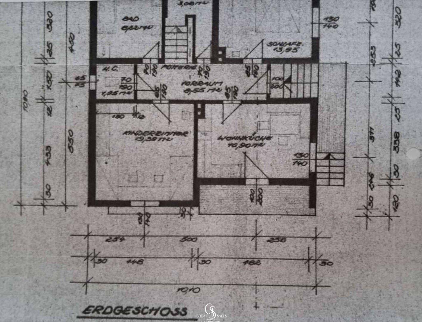 Grundriss des Erdgeschosses mit Wohnküche, Kinderzimmer, Schlafzimmer und separatem WC.