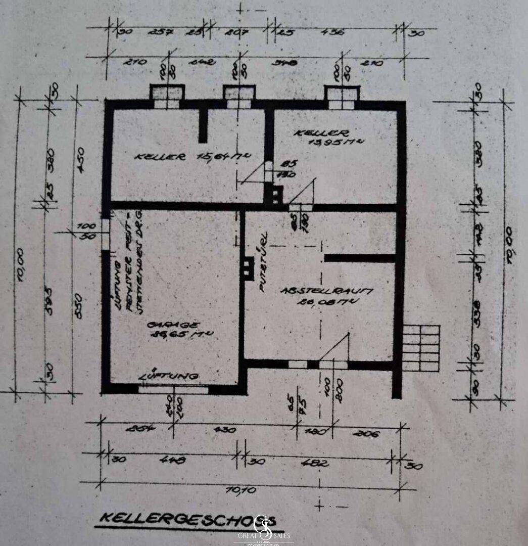 Grundriss des Kellergeschosses mit Garage, zwei Kellerräumen und einem Abstellraum.