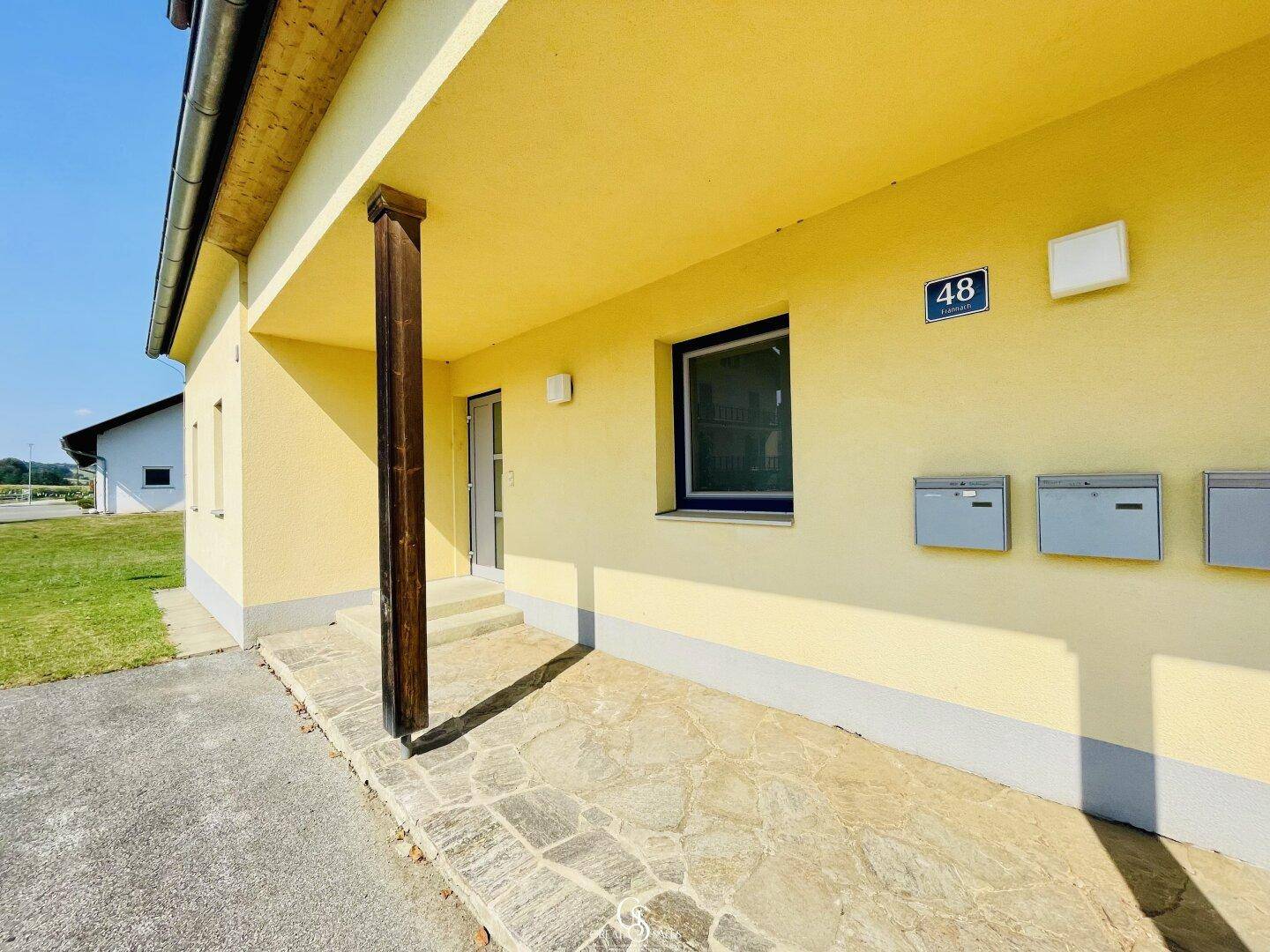 Überdachter Eingangsbereich Wohnhaus