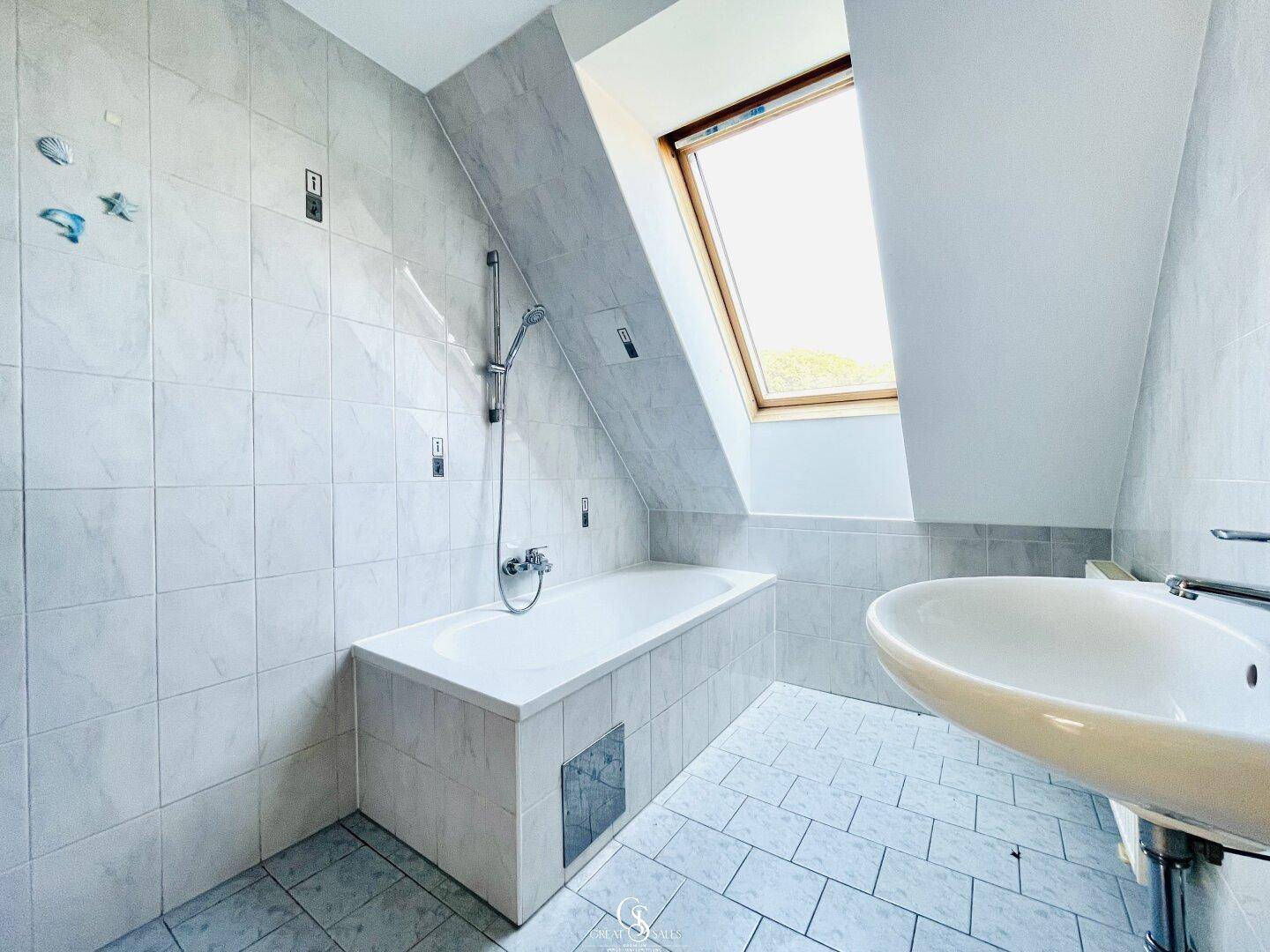 Bad mit Badewanne - OG