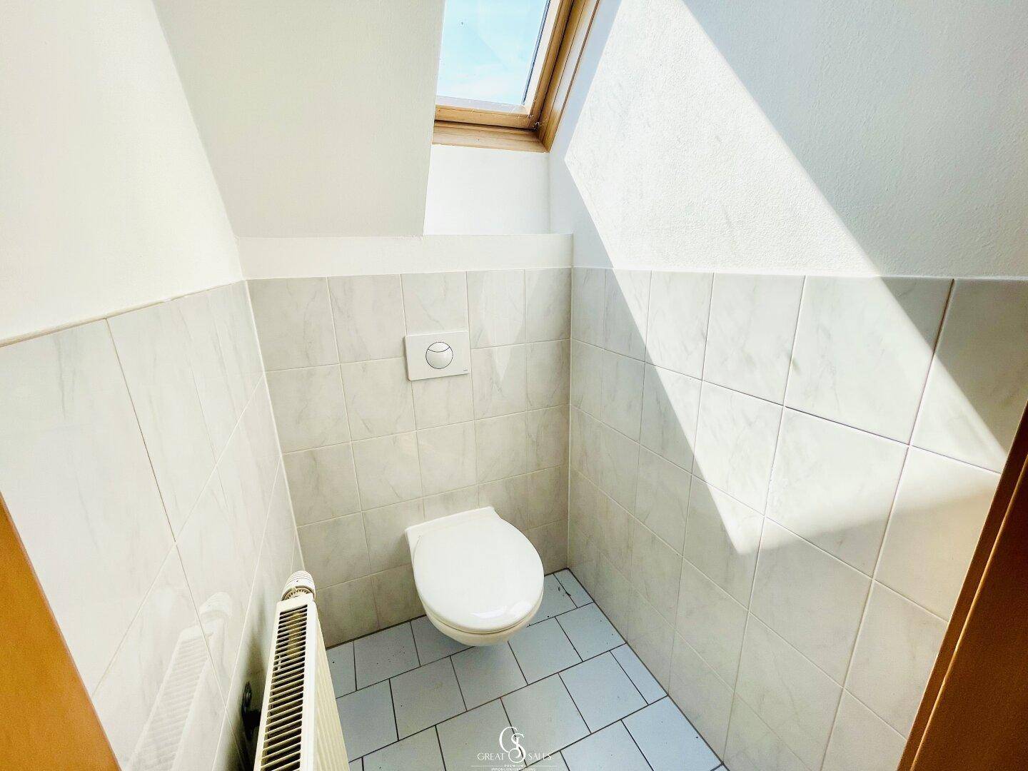 Separates WC mit Fenster - OG