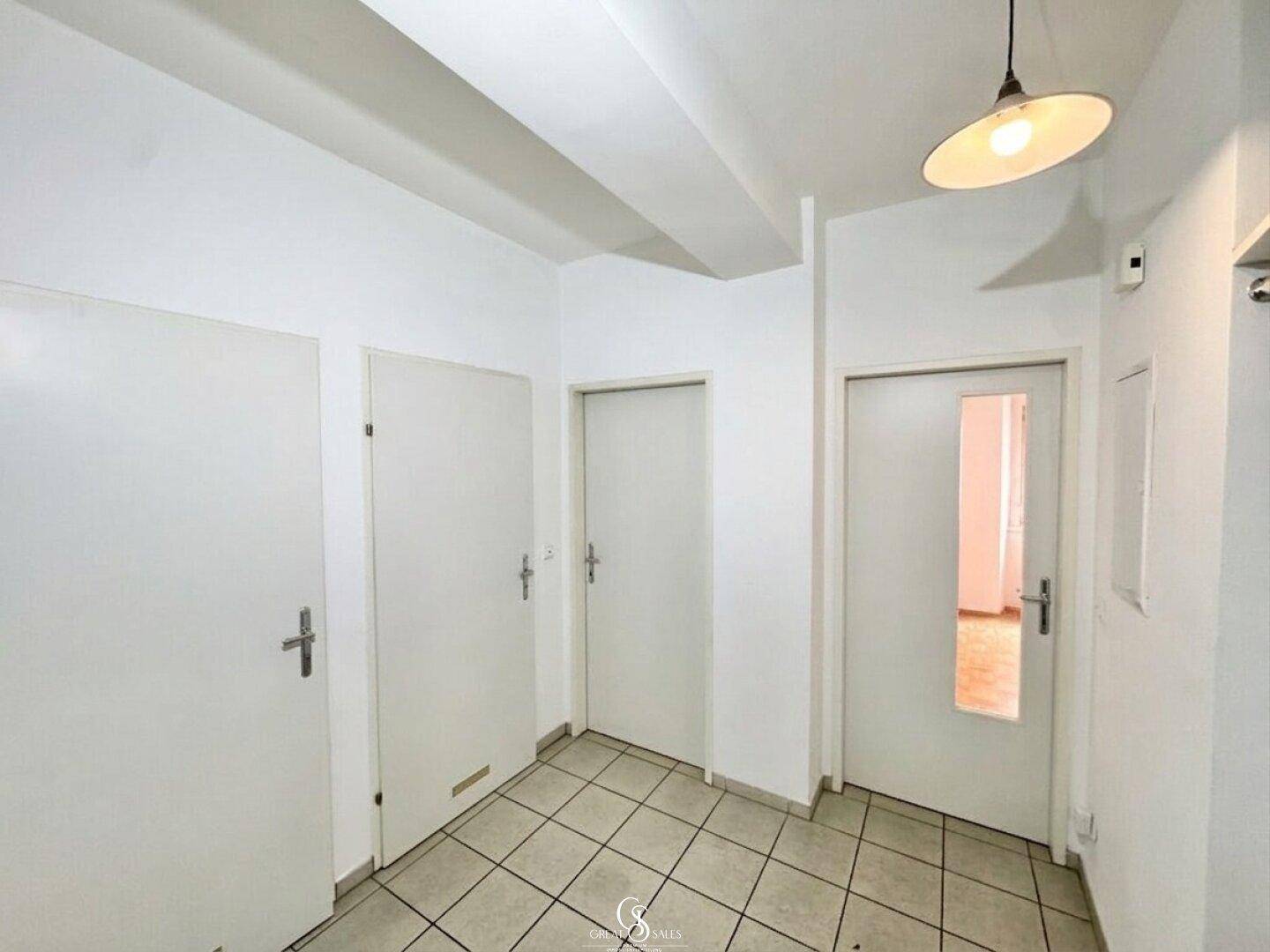 Geräumiger Flur mit Fliesenboden und Zugang zu verschiedenen Zimmern der Wohnung.